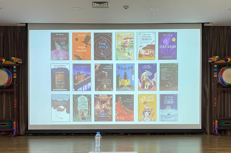 Beberapa buku literatur Korea yang sudah diterjemahkan dan diterbitkan oleh Penerbit BACA. 