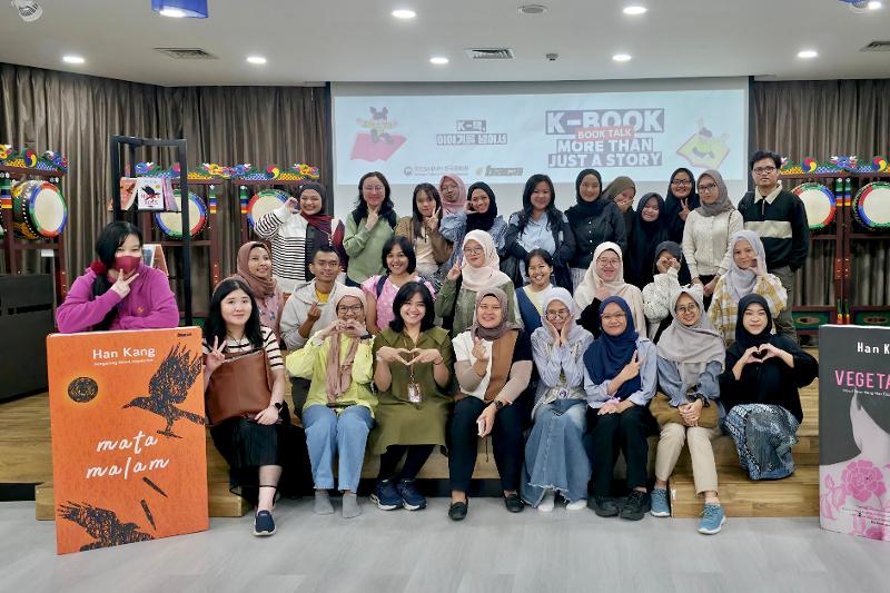 Tim Penerbit BACA berfoto dengan para peserta acara di akhir kegiatan. 
