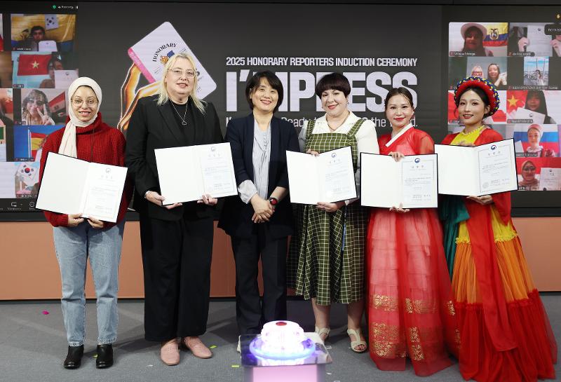 Upacara pelantikan Wartawan Kehormatan Korea.net di KOCIS Center Seoul pada Rabu (30/04/2025) dihadiri pula oleh Wartawan Kehormatan dari seluruh dunia secara daring. (Lee Jeong Woo dari Kementerian Budaya, Olahraga, dan Pariwisata Korea) 