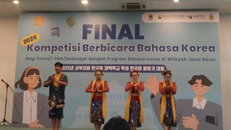Pertunjukan kolaborasi budaya yang ditampilkan oleh Mahasiswi Universitas Wanita Indonesia lewat tarian tradisional Indonesia. 
