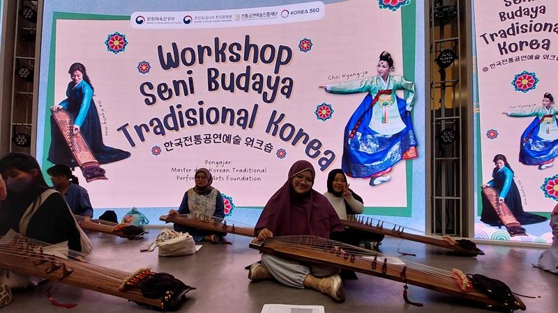 Penulis berpartisipasi dalam kelas Gayageum pada Workshop Seni Budaya Tradisional Korea pada tanggal 3 Mei 2025 di Main Atrium KOREA 360, Jakarta. 