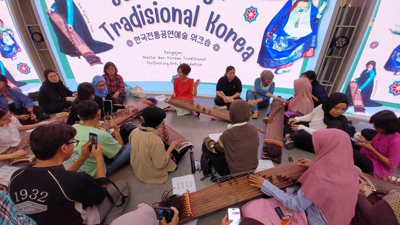 Antusiasme para peserta dalam mempelajari gayageum membuat Master Ha terkesan. 