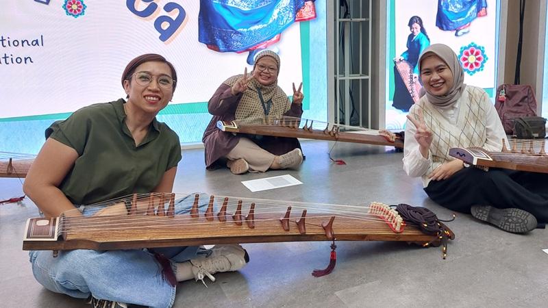 Peserta kelas gayageum, Riani (kiri), Ochi (tengah), dan Nindy (kanan), mengikuti kelas ini karena ketertarikannya dengan budaya Korea. 
