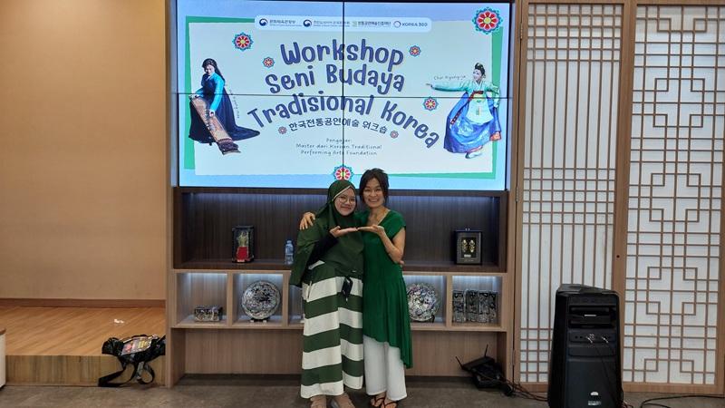 Penulis berfoto bersama Master Ha seusai kelas gayageum yang berlangsung pada tanggal 4 Mei 2025 di Main Atrium KOREA 360, Jakarta.  