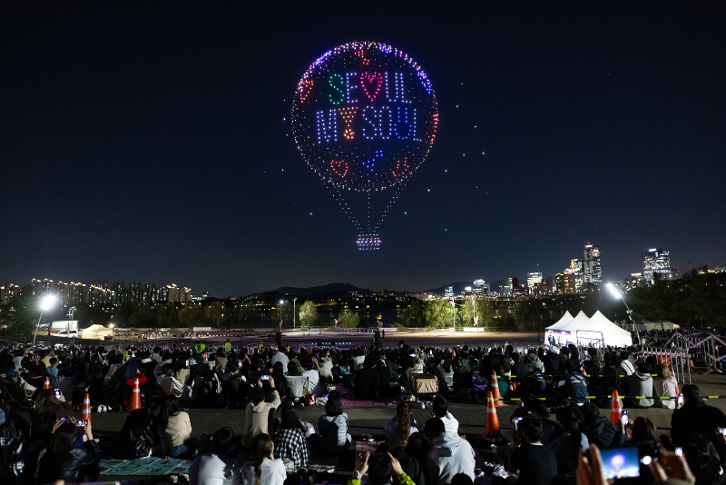Beragam festival dan acara seni budaya akan digelar selama bulan Mei 2025 di Alun-alun Kota Seoul, Dongdaemun Design Plaza (DDP), dan Taman Boramae. Foto di atas menunjukkan Pertunjukan Cahaya Drone Hangang pada tahun 2024.