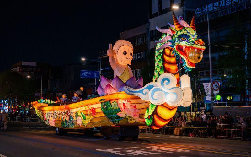 Parade Lampion berlangsung pada tanggal 26 April 2025 di Jongno-gu, Seoul. 