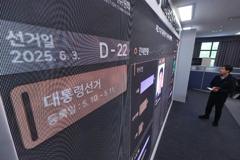 Seorang pejabat Komisi Pemilihan Umum Nasional terlihat sedang memperhatikan layar yang menunjukkan sisa hari menjelang pemilihan presiden Korea ke-21 yang akan digelar pada tanggal 3 Juni 2025. (Yonhap News)  