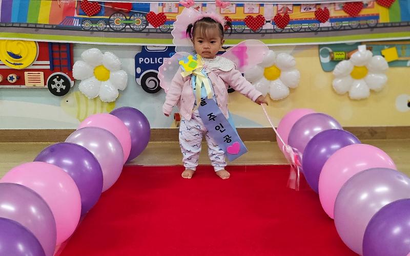 Untuk memperingati Hari Anak, PAUD di Korea dihiasi dengan berbagai aksesori dan warna. Putri penulis mengenakan kostum kupu-kupu dan berjalan di atas karpet merah dalam acara perayaan tersebut. 