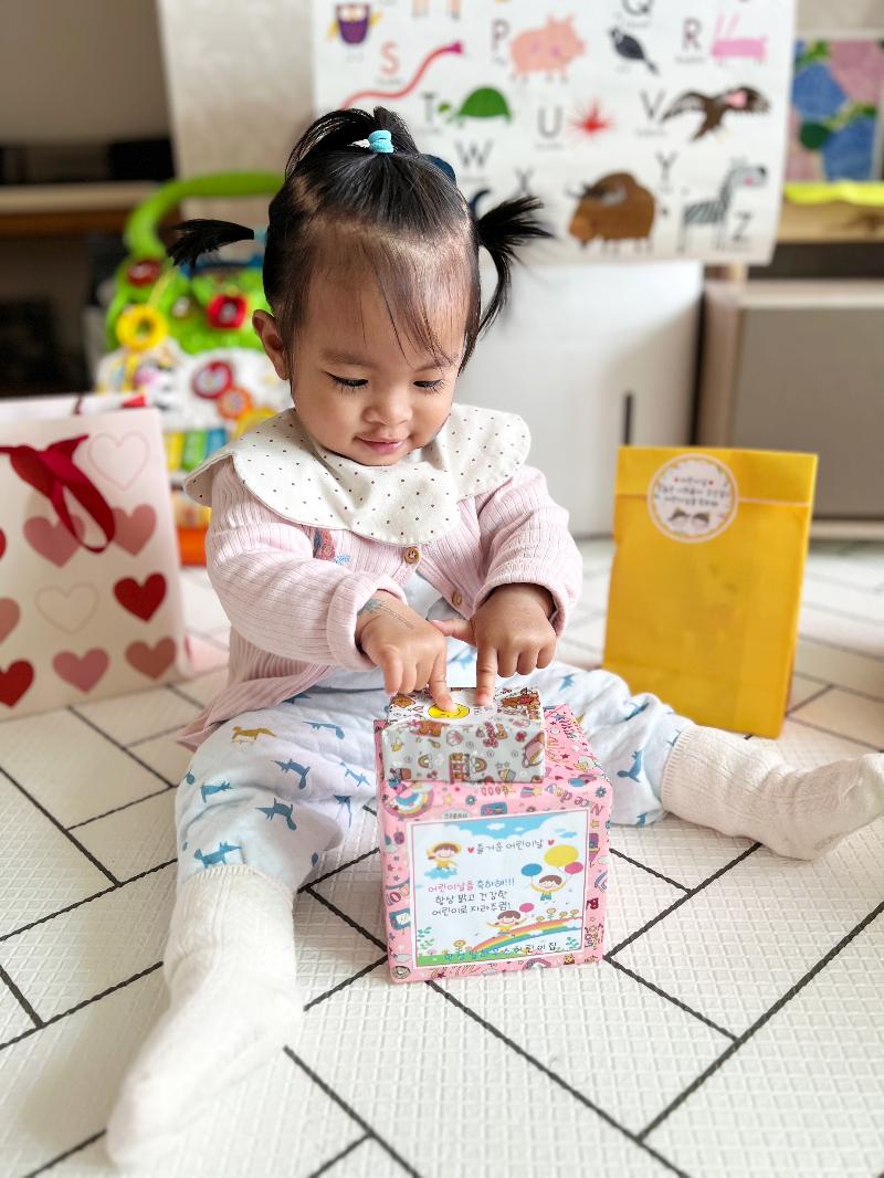 Pada perayaan Hari Anak, putri penulis mendapat hadiah istimewa dari para guru di PAUD-nya. 