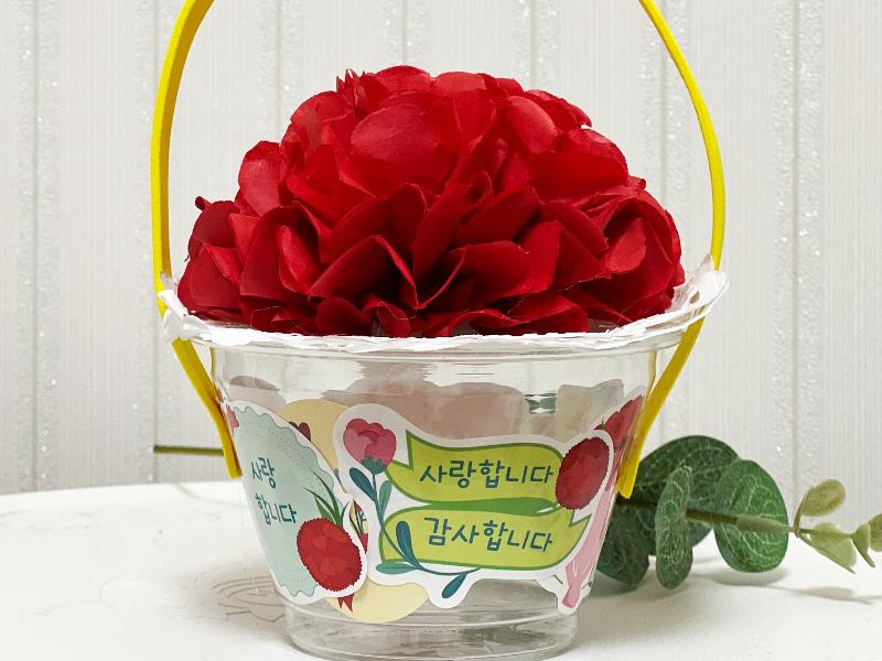 Anyelir merah buatan putri penulis di PAUD dihiasi tulisan Aku mencintaimu, terima kasih. Hadiah sederhana, tetapi penuh makna untuk merayakan Hari Orang Tua di Korea. 