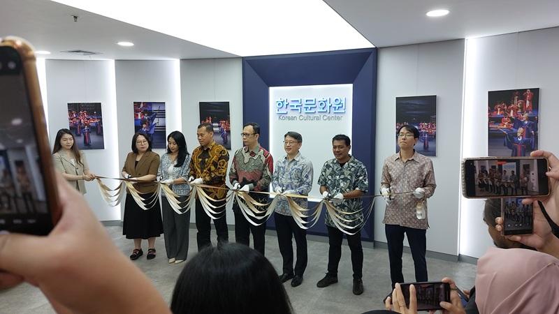 Setelah kata sambutan, para tamu undangan melakukan prosesi potong pita untuk meresmikan Pameran Jongmyo Jeryeak – Sing for the Joseon Dynasty. (Maulia Resta Mardaningtias) 