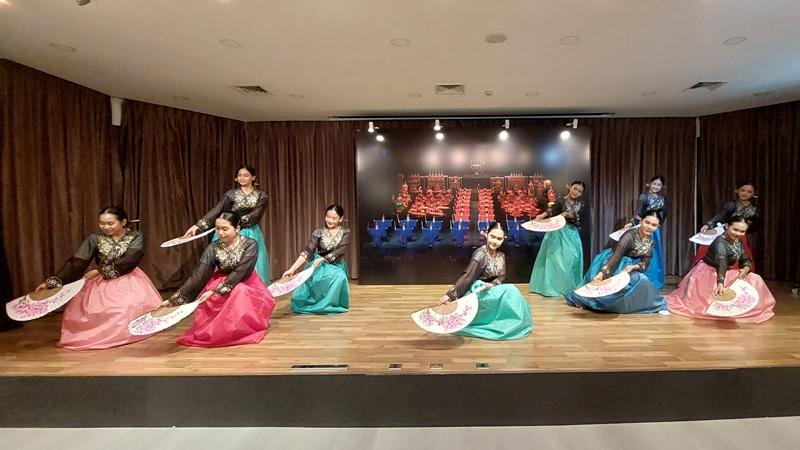 Mahasiswa Pendidikan Seni Tari dari Fakultas Seni dan Bahasa Universitas Negeri Jakarta membawakan tarian buchae sanjochum secara perdana dalam acara pembukaan Pameran Jongmyo Jeryeak – Sing for the Joseon Dynasty. (Maulia Resta Mardaningtias) 