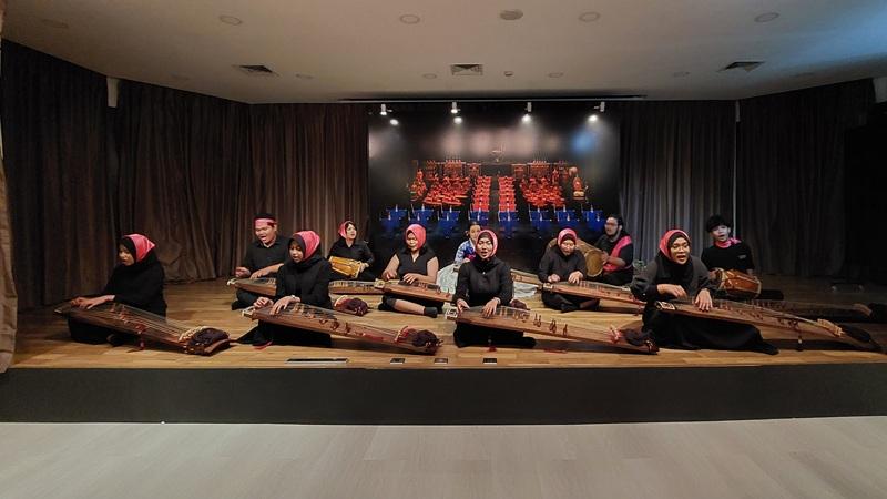 Sepuluh mahasiswa Pendidikan Seni Musik menyuguhkan permainan gayageum yang begitu unik dan menyenangkan dengan mengkolaborasikan lagu tradisional Korea dan Indonesia. (Maulia Resta Mardaningtias) 