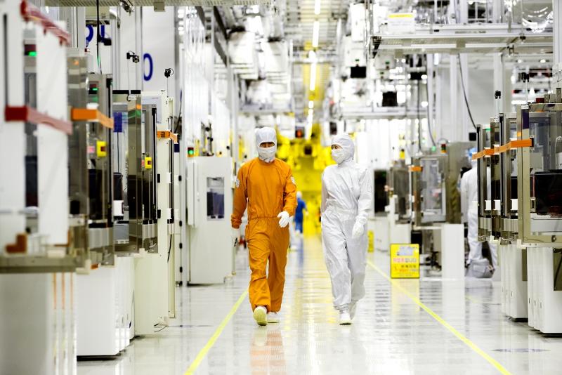Ruang bersih ini berada di dalam fasilitas manufaktur semikonduktor milik Samsung Electronics. Proses produksi semikonduktor memerlukan suhu, kelembapan, tekanan, dan faktor lain seperti partikel halus yang stabil, karena pemrosesan mikro chip sangat sensitif terhadap debu atau kotoran sekecil apa pun. (Samsung Electronics)