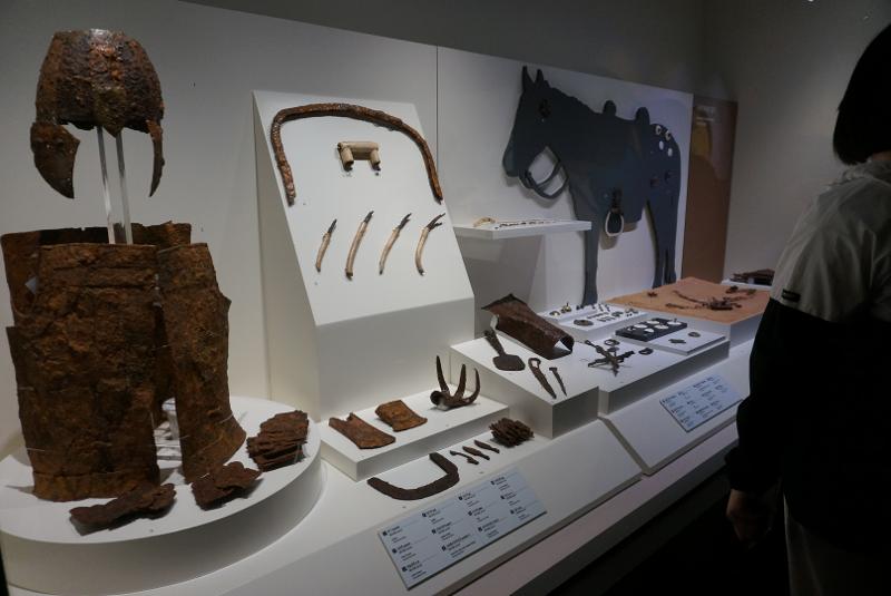Artefak besi yang dipamerkan yang berasal dari makam Daeseong-dong di Gimhae, yang berasal dari periode kerajaan Geumgwan Gaya (abad ke-3 hingga ke-5). 