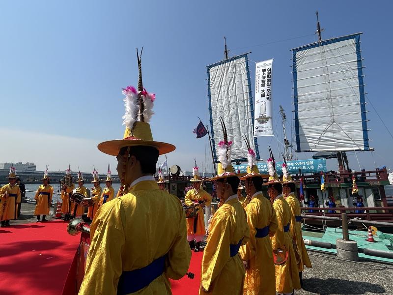 Acara reka ulang penyambutan Kapal Joseon Tongsinsa digelar pada tanggal 13 Mei 2025 di Dermaga ATC, Pelabuhan Osaka, Jepang. (Yonhap News)  