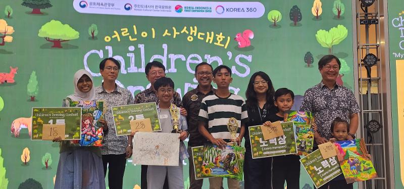 Anak-anak yang menjadi pemenang foto bersama sambil memegang karya-karyanya. (KCCI)  