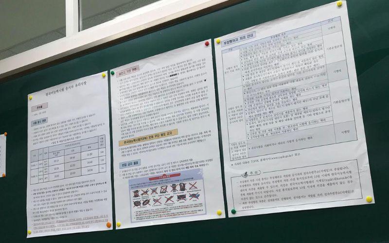 Tata cara dan peraturan ujian yang dipajang di dalam ruang kelas wajib dipatuhi seluruh peserta. (Lim Ji-Eun) 