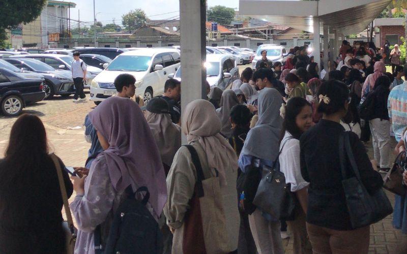 Peserta ujian TOPIK di Jakarta berhamburan keluar segera setelah ujian selesai. (Lim Ji-Eun)  