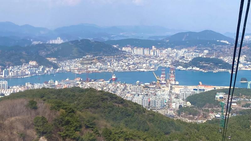 Pemandangan Kota Tongyeong dari dalam kereta gantung pada tanggal 4 Mei 2025. 