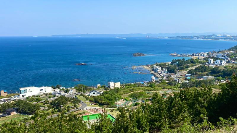 Pemandangan Kota Pohang dari puncak Sabang Memorial Park pada tanggal 26 April 2025. 
