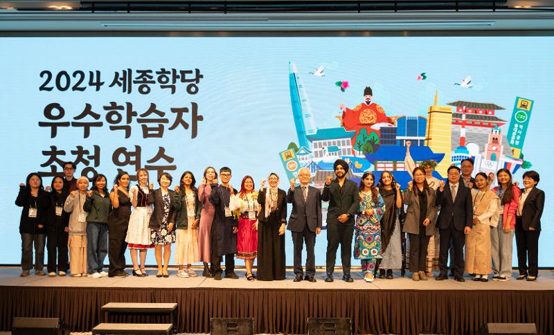 Para pemenang Kompetisi Berbicara dan Menulis Bahasa Korea KSI tahun 2024 berfoto bersama dalam pelatihan yang digelar di Korea pada bulan Oktober 2024. (Yayasan Institut Raja Sejong)  