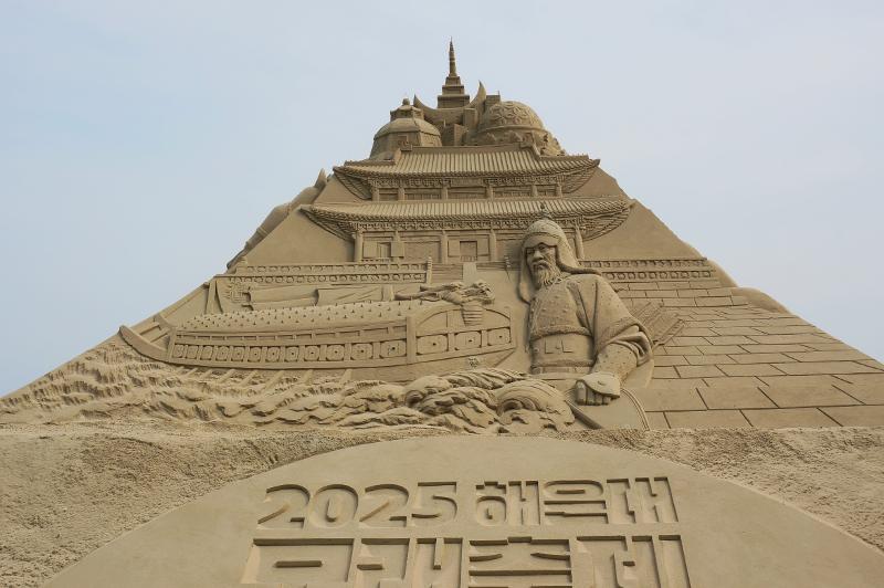 Festival Pasir Haeundae ini menampilkan karya-karya dari seniman patung pasir dari berbagai negara. Tahun ini mengusung tema K-Culture Meets Sand. 