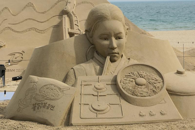 Detail patung pasir bertema Samyang Buldak sebagai perwakilan mi instan Korea yang diminati secara global. 