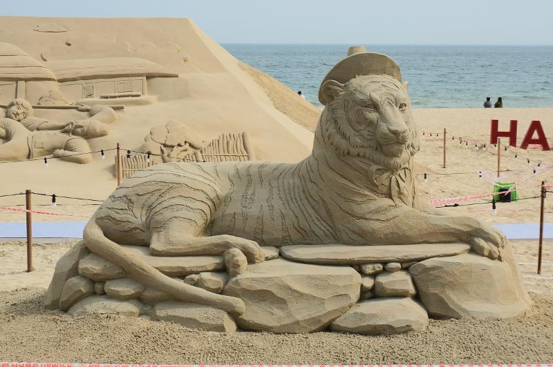 Patung pasir harimau yang mengenakan gat, topi tradisional Korea yang biasa dipakai oleh pria pada masa Dinasti Joseon (1392-1910). 