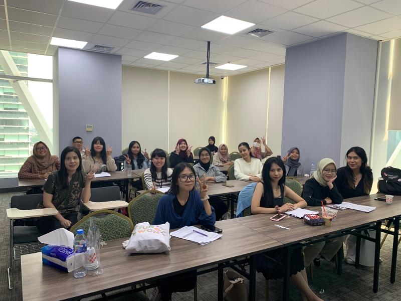 Foto bersama pengajar dan peserta kelas luring persiapan TOPIK II di KCCI. (Indah Dewi Kusuma) 