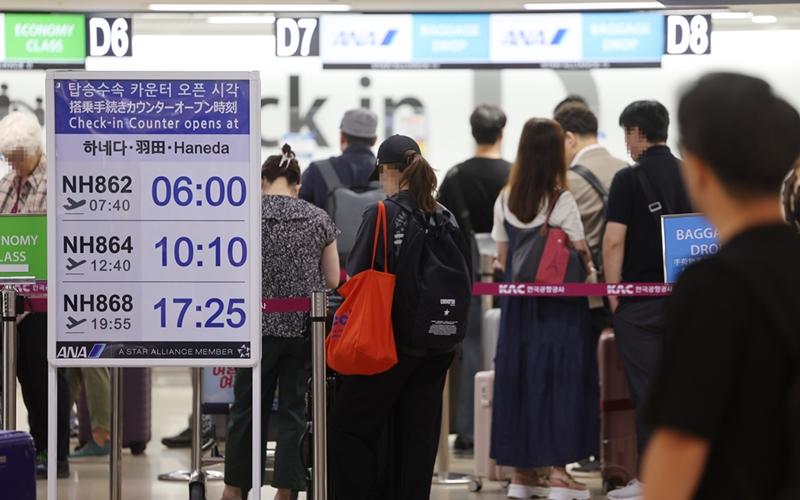 Para penumpang yang menuju Jepang terlihat sedang melakukan check-in untuk keberangkatan pada tanggal 21 Juni 2024 di Bandara Internasional Gimpo. (Yonhap News)