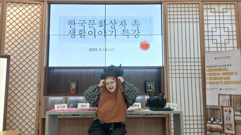 Penulis berfoto menggunakan jeongjagwan, yaitu topi era Dinasti Joseon yang dikenakan oleh kaum pria di dalam rumah untuk menampakkan status sosialnya sebagai seorang bangsawan maupun orang terpandang. 