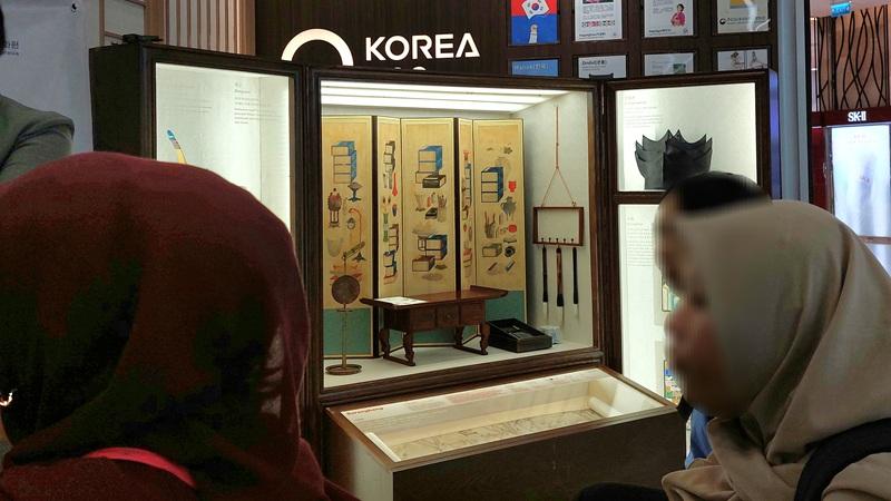 Rupa Chaekgado Byeongpung dan munbangsawoo pada sarangbang yang dapat dilihat dalam kotak budaya yang terletak di sebelah kanan kelas ini berlangsung. 