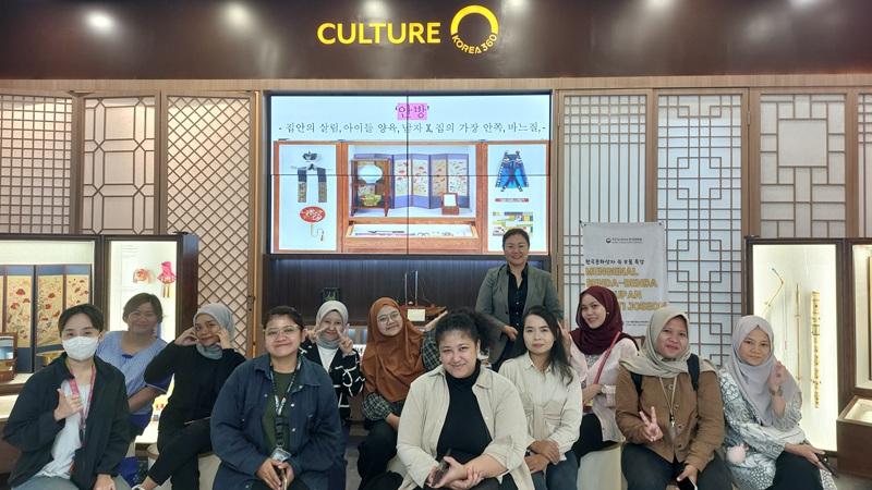 Manajer Umum KCCI Kim Hyun Joo yang menjadi pemandu kelas, berfoto bersama para peserta kelas di akhir acara. 
