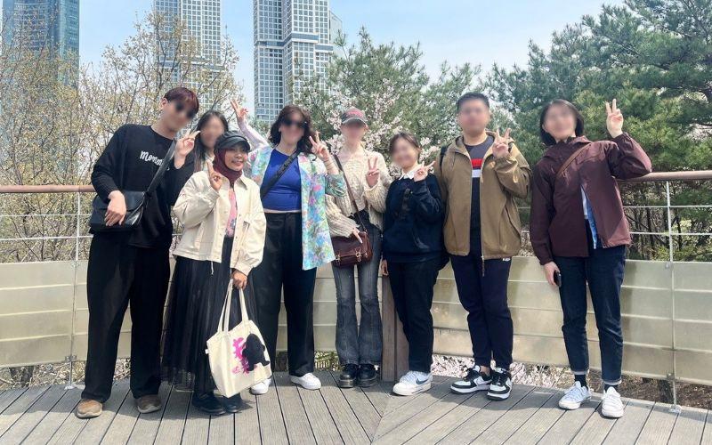 Potret pelajar asing dari berbagai negara di Seoul, menunjukkan keberagaman budaya dalam kehidupan multikultural selama masa studi mereka. 