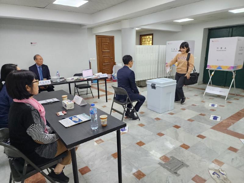 Pemungutan suara di luar Korea untuk pemilihan presiden yang dijadwalkan pada 3 Juni 2025 dimulai pada tanggal 20 Mei 2025. Foto di atas menunjukkan seorang warga Korea yang memberikan suara dalam pemilihan parlemen pada Maret 2024 di tempat pemungutan suara yang berlokasi di Kedutaan Besar Korea di Kairo. (Yonhap News)