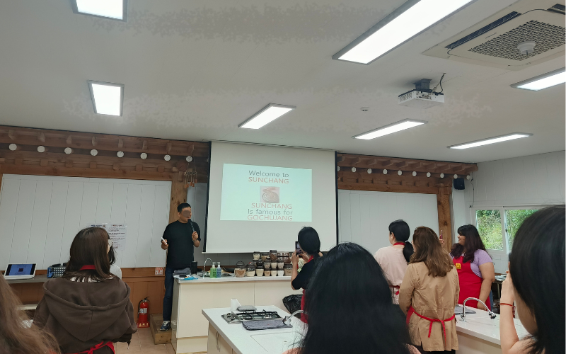 Sambutan dari Instruktur Lokal sekaligus mengenalkan gocujang dari Sunchang yang terkenal.