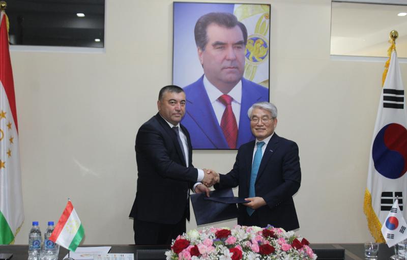 Kepala Komisi Irigasi dan Drainase Tajikistan Davlatzoda Zafarbek (kiri) berpose bersama Wakil Presiden KOICA Hong Seok Hwa setelah menandatangani Catatan Diskusi terkait proyek bantuan untuk memodernkan pengelolaan irigasi pertanian pada tanggal 16 Mei 2025 (waktu setempat) di Badan Agensi Reklamasi Tanah dan Irigasi yang terletak di Dushanbe, Tajikistan. 
