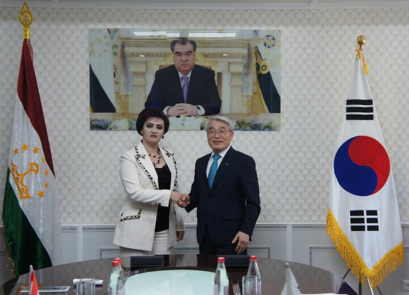 Wakil Menteri Pertanian Tajikistan Nigina Anvari (kiri) berpose bersama Wakil Presiden KOICA Hong Seok Hwa setelah menandatangani Catatan Diskusi terkait proyek bantuan untuk memodernkan pengelolaan irigasi pertanian pada tanggal 16 Mei 2025 (waktu setempat) di Badan Agensi Reklamasi Tanah dan Irigasi yang terletak di Dushanbe, Tajikistan.