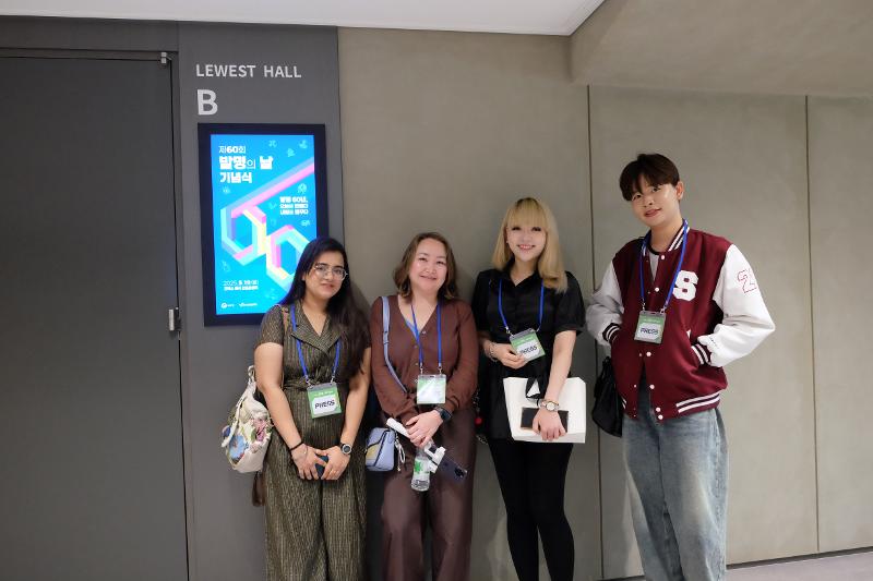 Empat orang perwakilan Wartawan Kehormatan dan K-Influencer Korea.net berpose bersama di depan tempat berlangsungnya perayaan Hari Penemuan ke-60 pada tanggal 19 Mei 2025 di COEX Magok, Seoul. (Aditya Nurmalita Pervitasari) 