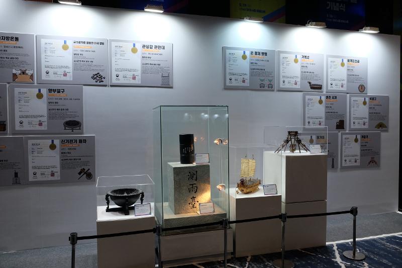 Pameran mini yang menampilkan replikasi 14 penemuan bersejarah Korea, termasuk kapal kura-kura, cheugugi, dan angbuilgu. (Aditya Nurmalita Pervitasari) 