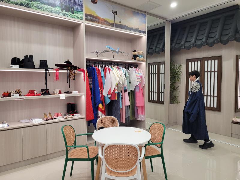 Beragam koleksi hanbok dan aksesorinya disediakan di dalam Korea Plaza Kantor KTO di Kuala Lumpur. 