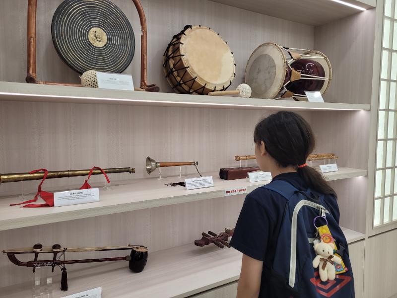 Mengenal berbagai jenis alat musik tradisional Korea, serta fungsi dan cara menggunakannya. 