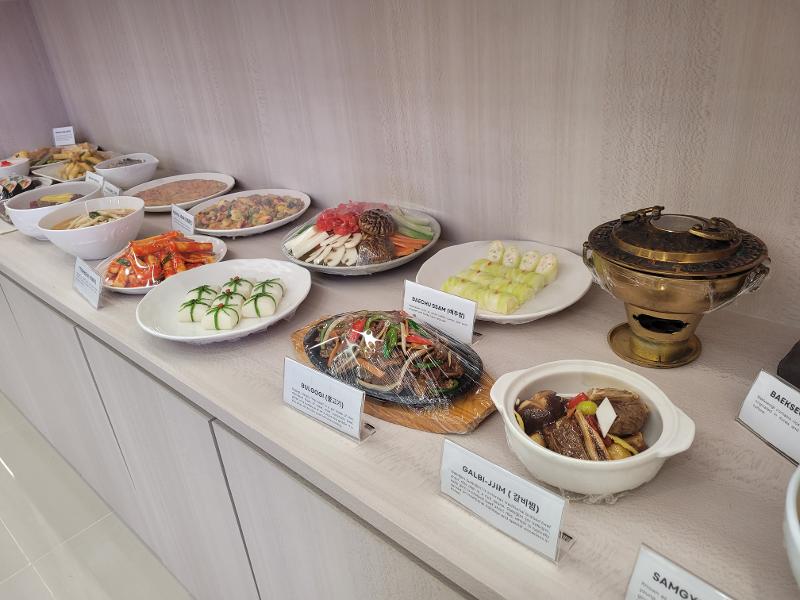 Replika makanan Korea yang dipajang di ruang pameran plaza. 