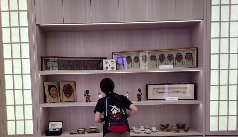 Melihat berbagai jenis topeng tradisional Korea dan seni kerajinan lainnya. 