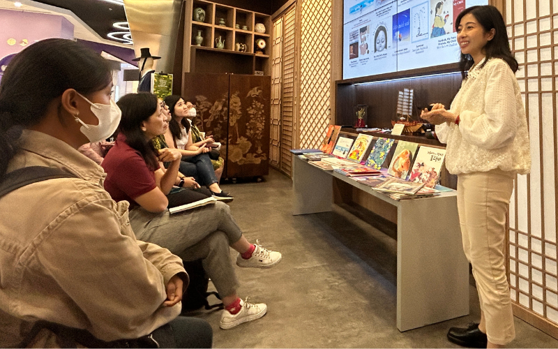 Ilustrator sekaligus penulis buku anak Junissa Bianda menjelaskan kepada peserta mengenai beberapa buku anak Korea yang telah dikenal dunia serta ciri khas yang diangkat dalam setiap karya tersebut. 