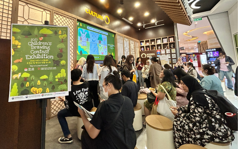 Karya pemenang 2025 Children's Drawing Contest bertema Aku dan Hutan dipamerkan di Culture Zone KOREA 360 Jakarta pada tanggal 19-31 Mei 2025 sebagai bagian dari kerja sama KCCI dan Korea-Indonesia Forest Center dalam mengapresiasi kreativitas anak-anak Indonesia. 