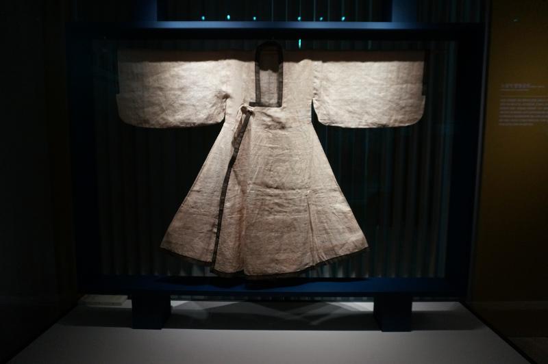 Bangryeong simui milik Noh Sang-ik yang berasal dari periode paruh pertama abad ke-20. Pakaian yang dipamerkan di museum ini merupakan pakaian sebenarnya yang dikenakan oleh Dae-neul Noh Sang-ik. 