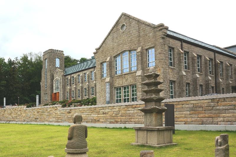 Pagoda batu lima tingkat yang berada di halaman luar museum merupakan pagoda dari Kuil Daegok-ri yang direkonstruksi di Museum Universitas Nasional Pusan pada tahun 1906. 