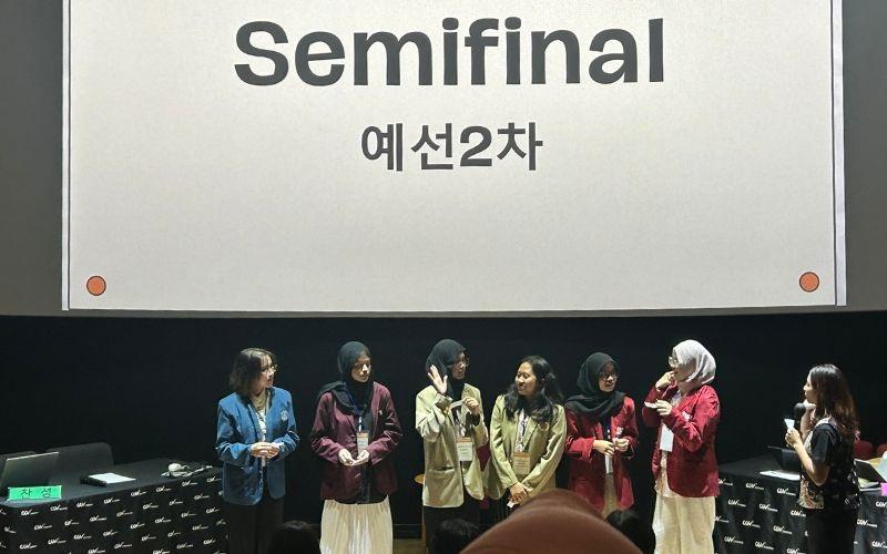 Enam peserta dari berbagai universitas di Indonesia mengambil nomor urut secara acak sebelum memulai babak semifinal pada Kompetisi Debat Bahasa Korea 2025 di Jakarta.